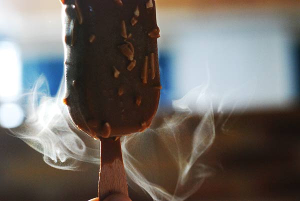 Eskimo aux amandes en train de fumer �Rob in space