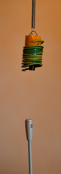 Emetteur oscillant au-dessus du microphone